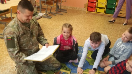 Akcija „Tėčiai skaito vaikams“ Jašiūnų bibliotekoje
