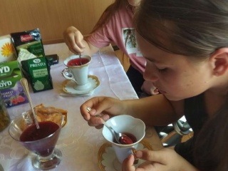 Popietė „Stebuklingas arbatos pasaulis“ Gerviškių bibliotekoje