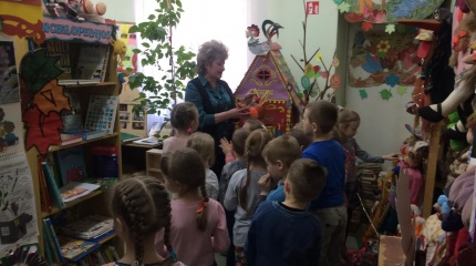 Darželinukai susipažino su Baltosios Vokės biblioteka