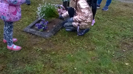 „Uždeki žvakelę ant pamiršto kapo“