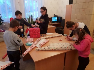 Dovanų pakavimo pamokėlė Milkūnų bibliotekoje