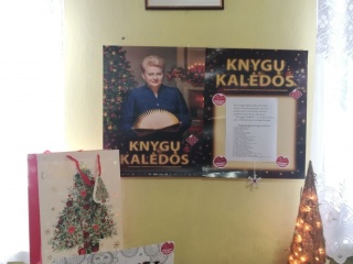 Purvėnų bibliotekininkė dėkoja akcijos „Knygų Kalėdos“ dalyviui