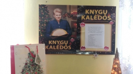 Purvėnų bibliotekininkė dėkoja akcijos „Knygų Kalėdos“ dalyviui