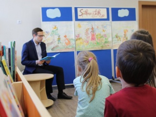 Šalčininkų viešosios bibliotekos Vaikų literatūros skyriuje vyko akcija „Tėčiai skaito vaikams“