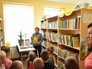 Przedszkolacy  w bibliotece w Jańczunach