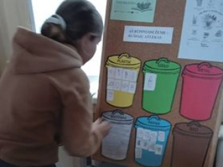 Kūrybinės dirbtuvės „Aš rūpinuosi žeme – rūšiuoju atliekas“
