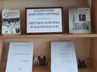 Purvėnų bibliotekoje eksponuojama paroda „Kalesninkų bažnyčios istorija“