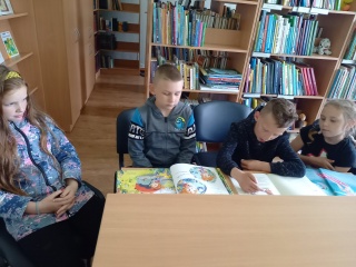 Garsinis skaitymas „Pačios naujausios ir gražiausios“ Jurgelionių bibliotekoje