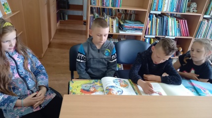 Garsinis skaitymas „Pačios naujausios ir gražiausios“ Jurgelionių bibliotekoje
