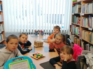 Dieveniškių bibliotekoje vyko edukacinis užsiėmimas iš antrinių žaliavų