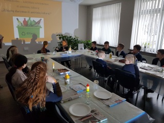  Eišiškių vaikų bibliotekoje vyko edukacins užsiėmimas „Žibintų darymas iš antrinių žaliavų“