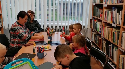 Kūrybinis užsiėmimas „Piešiame ir gaminame vėliavėles“