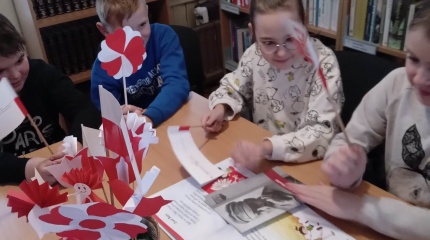 Literatūrinė valandėlė „Nepriklausomybės diena linksmai“