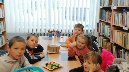 Dieveniškių bibliotekoje vyko edukacinis užsiėmimas iš antrinių žaliavų