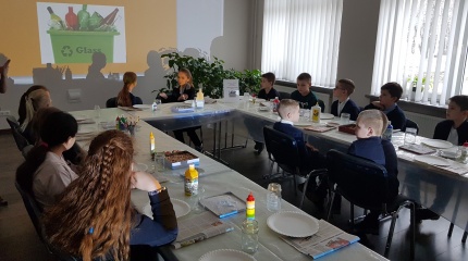  Eišiškių vaikų bibliotekoje vyko edukacins užsiėmimas „Žibintų darymas iš antrinių žaliavų“