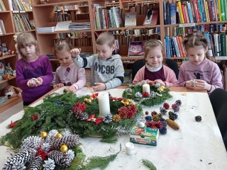 Edukacinis užsiėmimas „Kalėdinio vainiko pynimas“