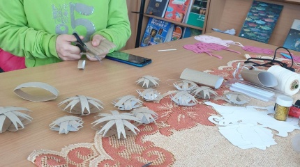 Edukacinis užsiėmimas iš antrinių žaliavų „Kalėdiniai darbeliai“