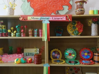 Rankdarbių ir piešinių paroda Baltosios Vokės bibliotekoje