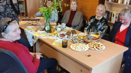 Senjorų susitikimas „Sužinok daugiau ir apsilankyk bibliotekoje“
