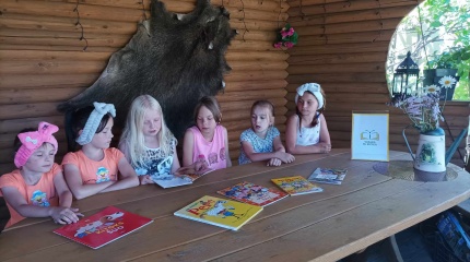Knygų skaitymas Purvėnų bibliotekoje
