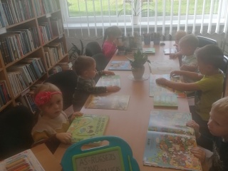 Pasakų valandėlė „Skaitome gražiausias pasakas“