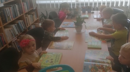 Pasakų valandėlė „Skaitome gražiausias pasakas“