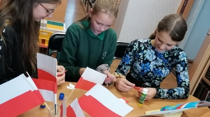 Edukacinis užsiėmimas „Piešiame ir gaminame vėliavėles“