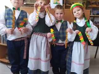 Edukacinė pamokėlė vaikams „Pinu trispalvę knygai“