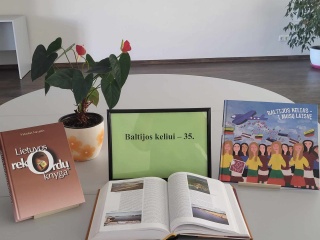 Eišiškių miesto bibliotekoje parengta literatūros ir spaudinių paroda "Baltijos keliui -...