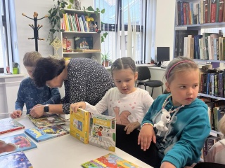 Jašiūnų bibliotekoje svečiavosi priešmokyklinukai