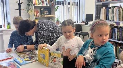 Jašiūnų bibliotekoje svečiavosi priešmokyklinukai