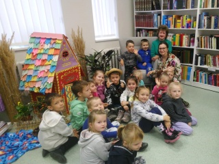 Mažųjų skaitytojų apsilankymas bibliotekoje