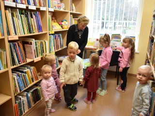 Mažųjų skaitytojų apsilankymas bibliotekoje