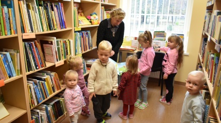 Mažųjų skaitytojų apsilankymas bibliotekoje