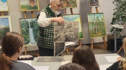 Eišiškių bibliotekoje vyko edukacinis užsiėmimas kurį vedė dailininkas Vytautas Dailidka