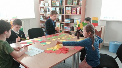 Edukacinis užsiėmimas „Gaminame tautinę vėliavėlę“