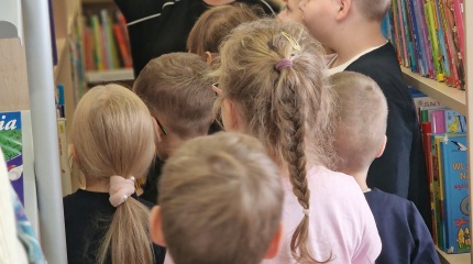 Antrokų ekskursijai į biblioteką
