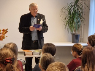 Eišiškių bibliotekoje svečiavosi vaikų rašytojas Vytautas Račickas