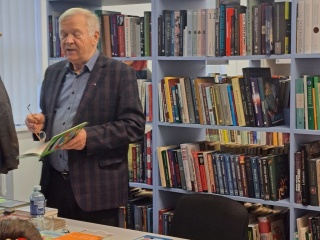 Jašiūnų bibliotekoje vyko susitikimas su rašytojų Vytautu Račicku
