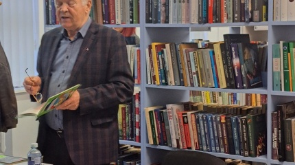 Jašiūnų bibliotekoje vyko susitikimas su rašytojų Vytautu Račicku