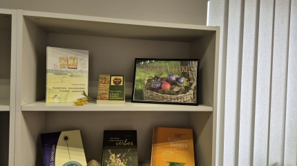 Literatūros ir spaudinių paroda „Pasikviesk Velykę”