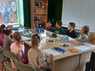 Edukacja kreatywna „Przygody z guzikami w bibliotece”